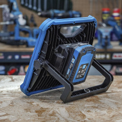 FOCO PROJETOR LED 20W 1800lm (SEM BATERIA E CARREGADOR) 22,8x7x22,8cm KOMA TOOLS